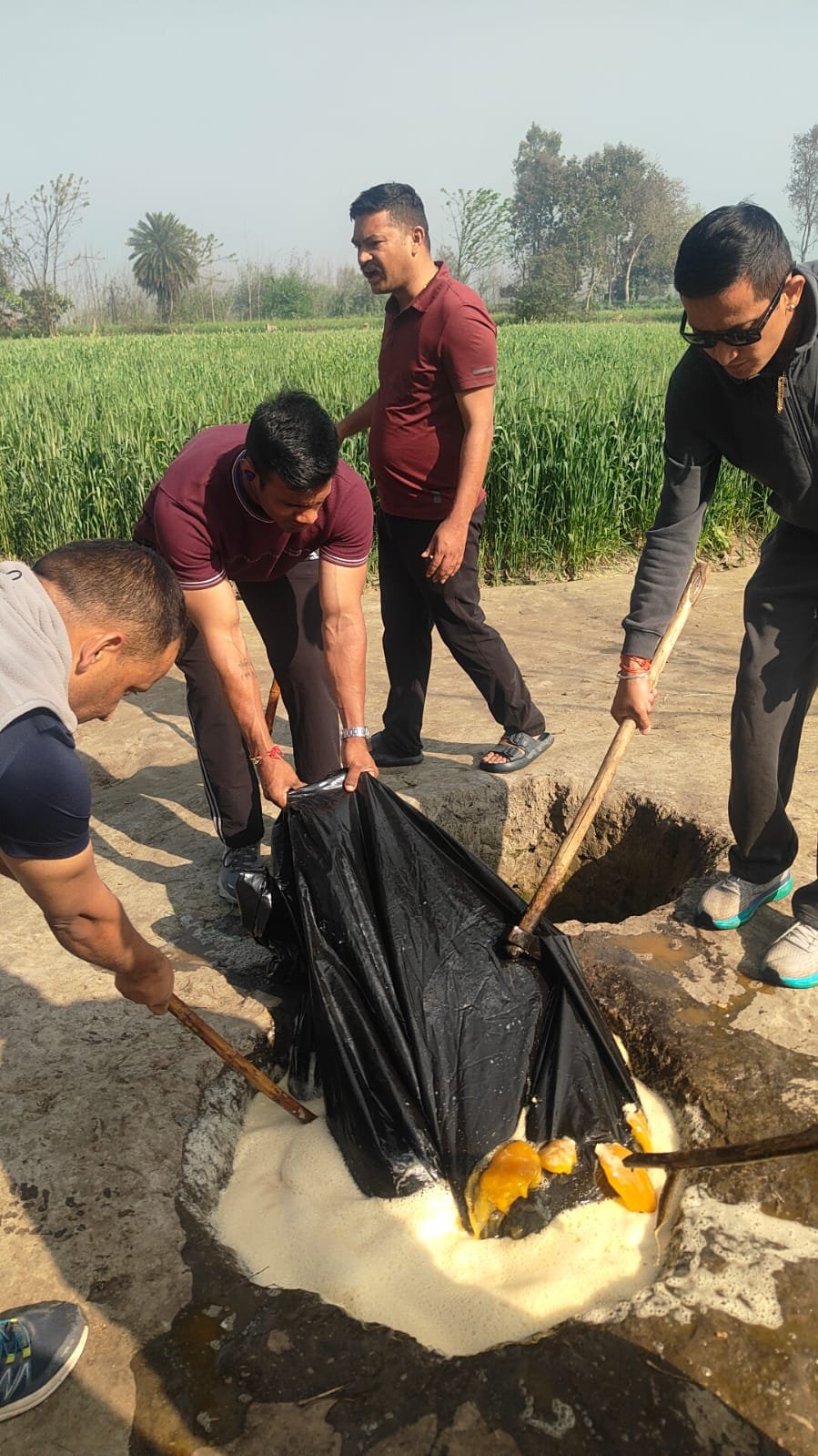 जनपद में कच्ची शराब के कारोबारियों के खिलाफ पुलिस सख्त,माफियाओं में मचा हड़कंप,401 लीटर शराब जब्त,6 भट्ठियां ध्वस्त,27 हजार लीटर से अधिक लहन नष्ट