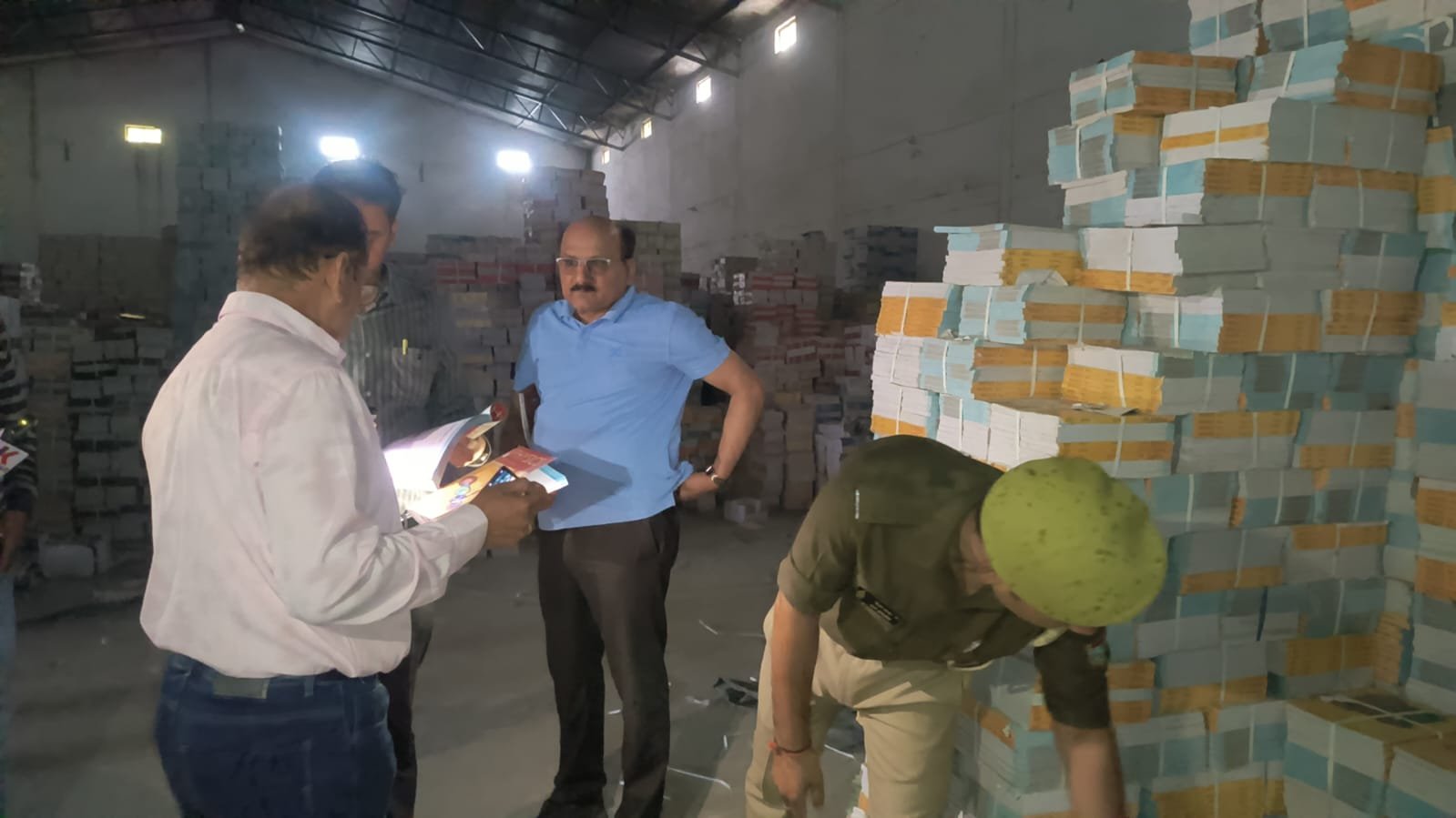 रुद्रपुर में शिक्षा माफिया का भंडाफोड़, एनसीईआरटी की किताबों का जखीरा मिला, असली या नकली दिल्ली की करेगी जांच,पुलिस ने गोदाम सील किया,वाहन भी सीज, चालक,हैल्पर पुलिस कस्टडी में